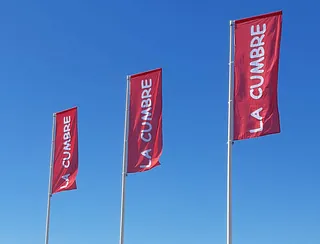 Autos La Cumbre banderas con el logo de la empresa